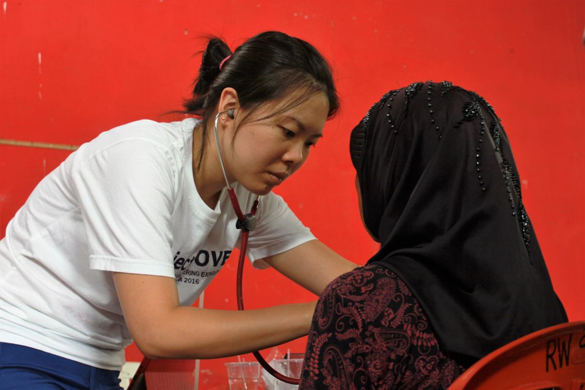 Chuang Xueling (MS3) listening to a patient&#39;s lungs and heart