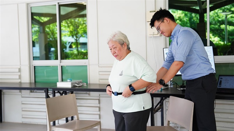 Study participant Madam Chua Jway Khiaw putting on the ZurichMOVE wearable sensors to analyse her gait performance // Credit: Norfaezah Abdullah, Duke-NUS Study participant Madam Chua Jway Khiaw putting on the ZurichMOVE wearable sensors to analyse her gait performance // Credit: Norfaezah Abdullah, Duke-NUS