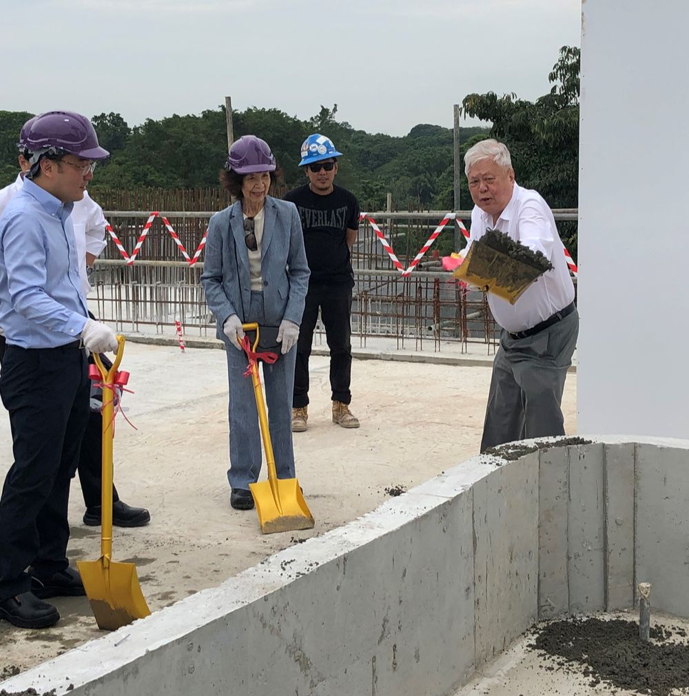 Mr GK Goh and his wife mark the topping out of Allium Care Suites in Upper Thomson in 2018