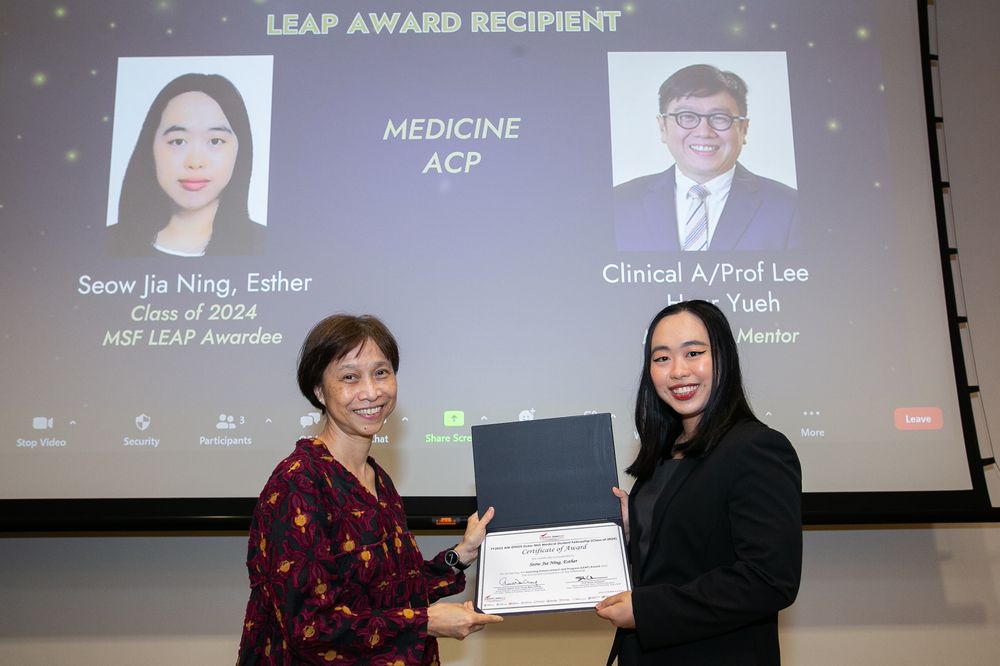 Esther Seow (left) receives her award from Duke-NUS Vice-Dean for Academic Medicine Chow Wan Cheng (right)