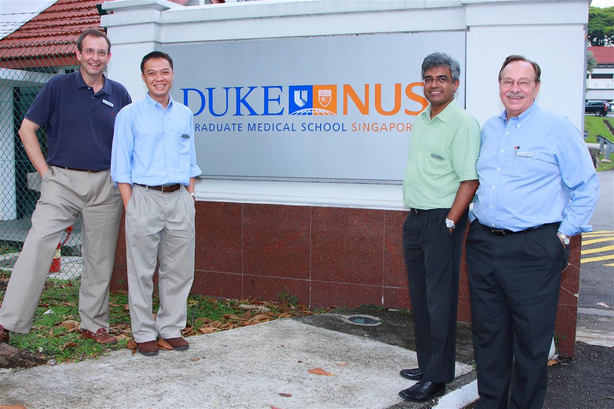 Duane Gubler, who remains an emeritus professor with Duke-NUS’ Emerging Infectious Diseases Programme, and the inaugural faculty members, including Professor Ooi Eng Eong (second left) // Credit: Duane Gubler