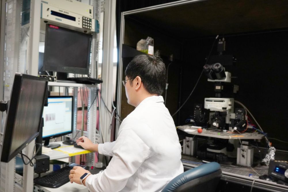 Dr Yu Weon Jin, a research fellow in Je’s lab, calibrates their specially made microscope for the next experiment // Credit: Norfaezah Abdullah, Duke-NUS