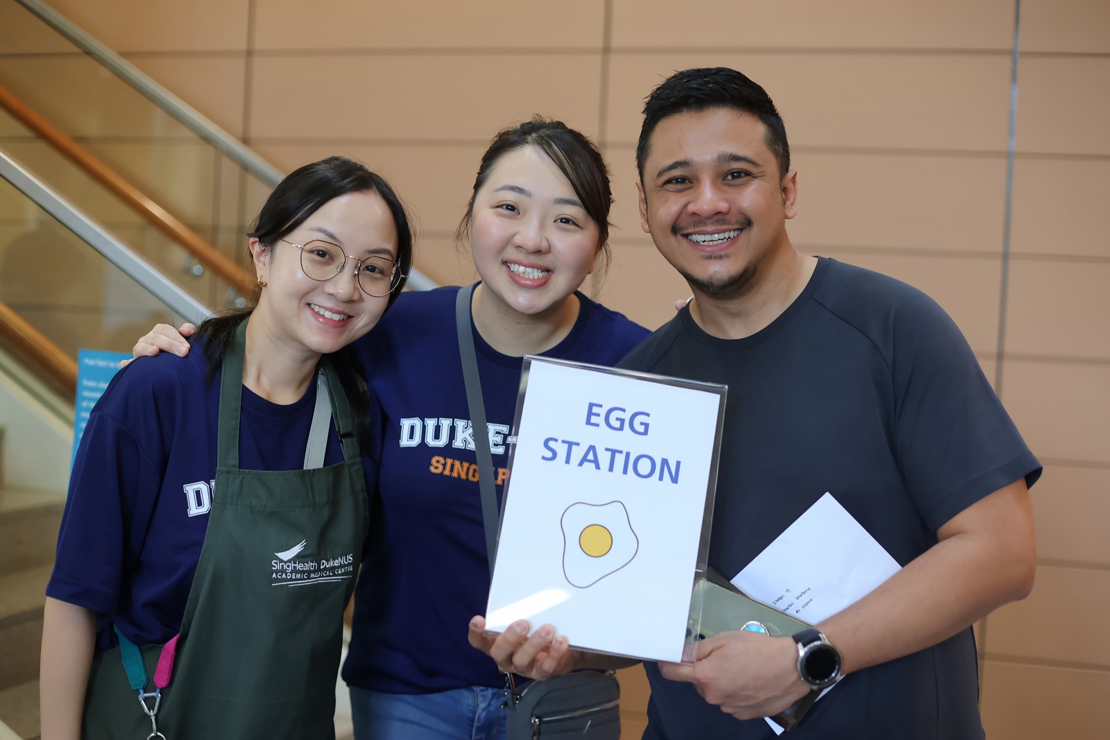 Egg station buddies! The Office of Education put together a delicious and nutritious breakfast for the school.