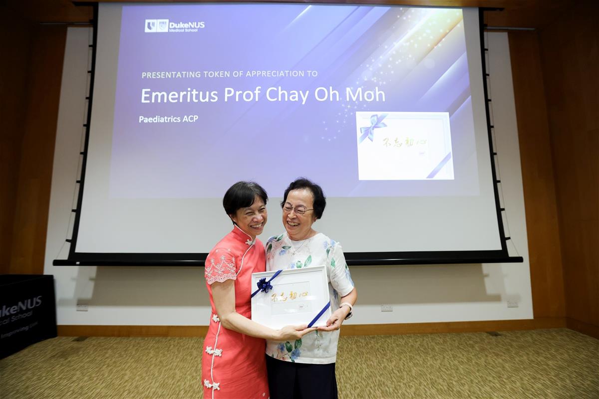 Vice-Dean of Academic Medicine Clin Assoc Prof Chow Wan Cheng presents her mentor with a token of appreciation