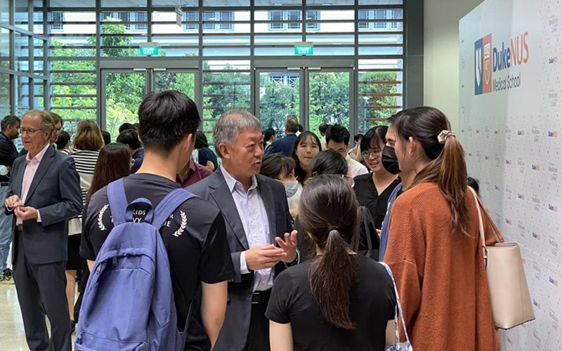 Duke-NUS Governing Board Chairman Mr Goh Yew Lin talks to students about innovation