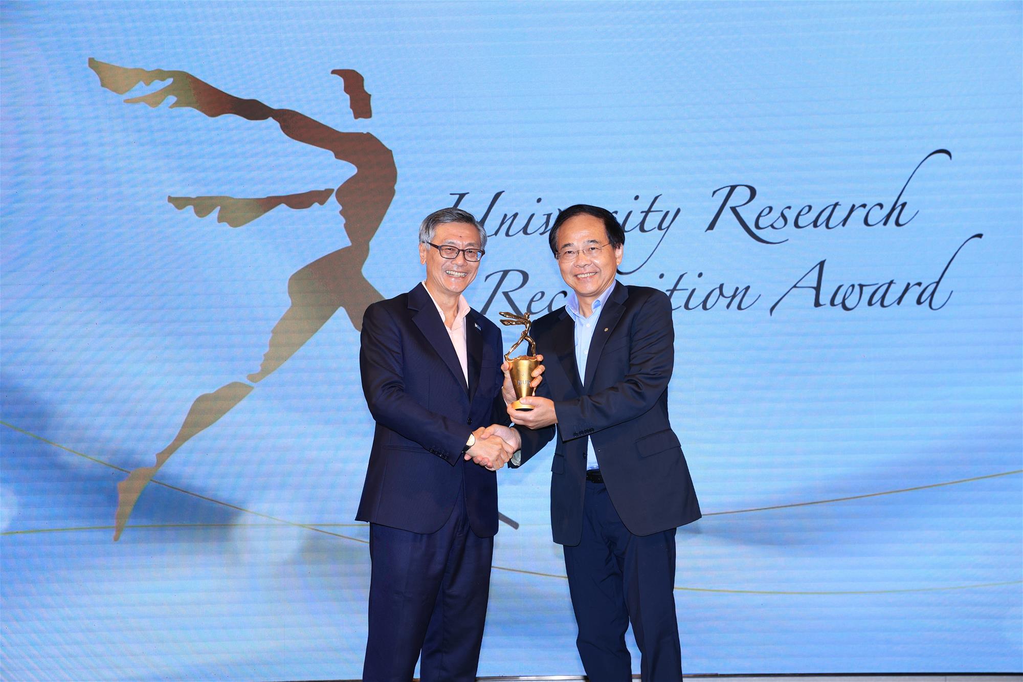 Prof Wang Linfa receives the University Research Recognition Award