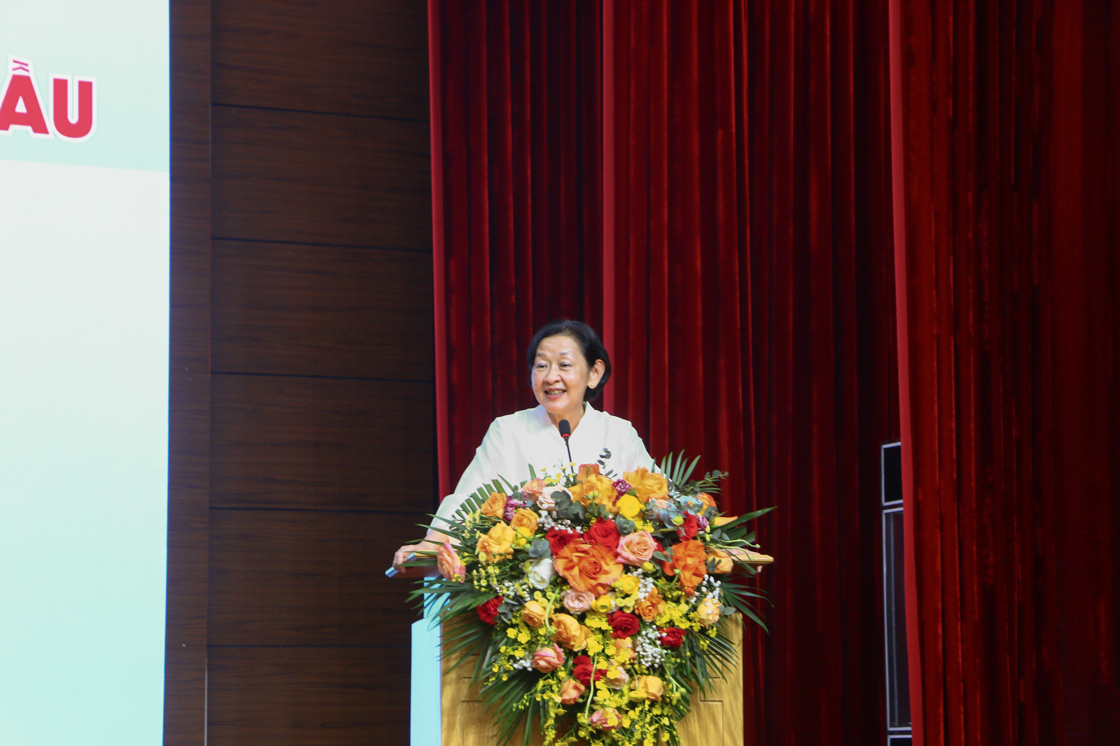 Professor Ivy Ng Swee Lian, Senior Advisor of SingHealth, shares key healthcare principles with the audience at the Hanoi RCC launch.